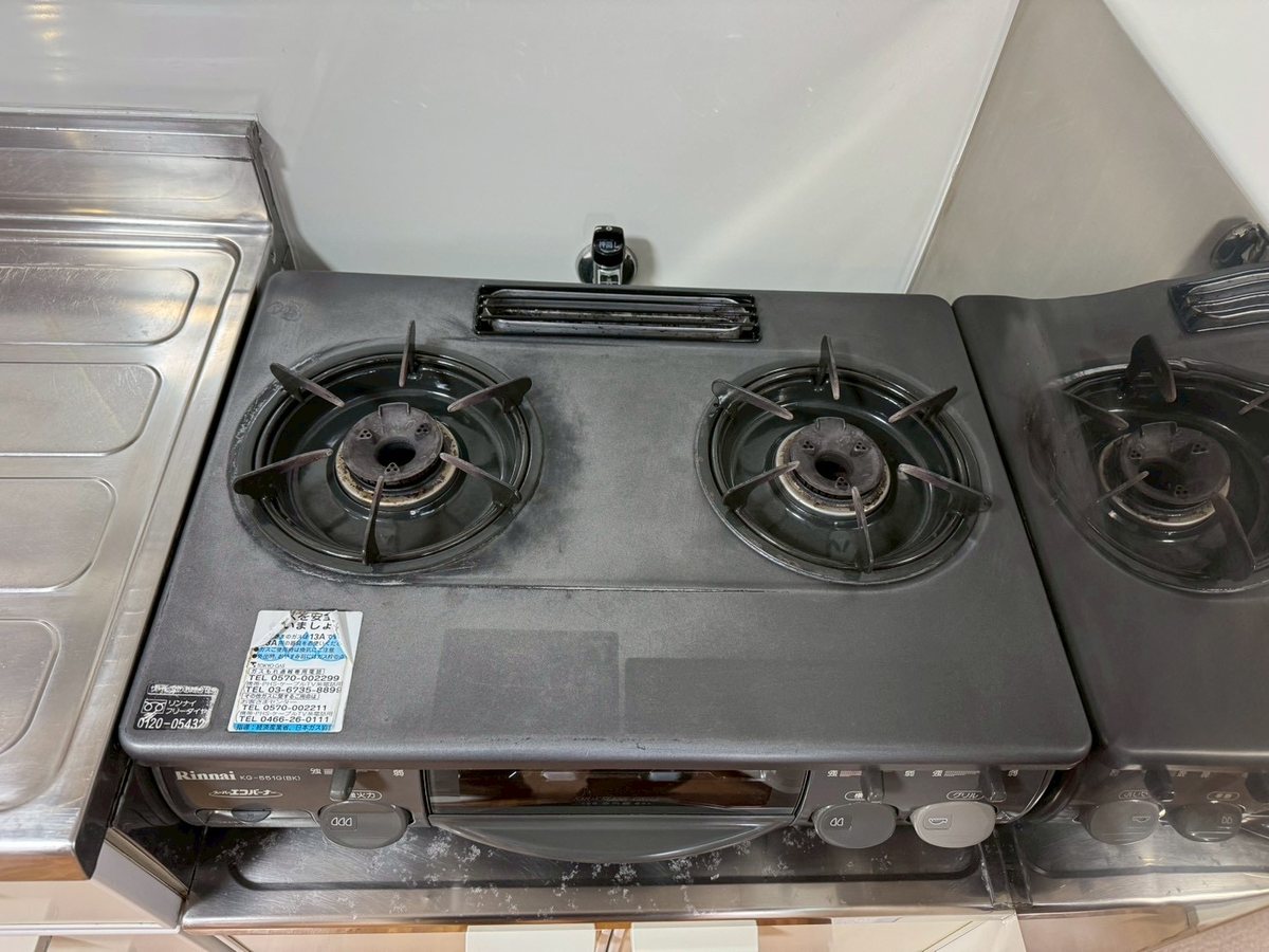 清掃後のキッチンとコンロ