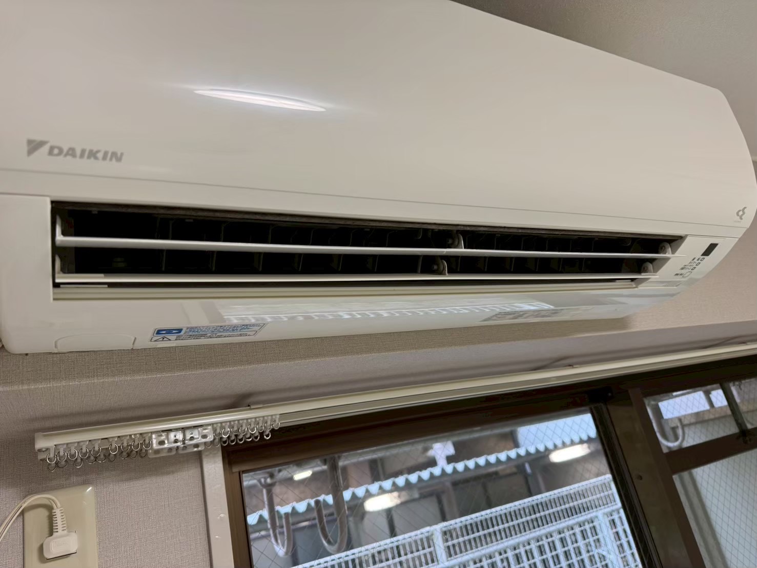 分解洗浄を行うお掃除機能付き壁掛けエアコン